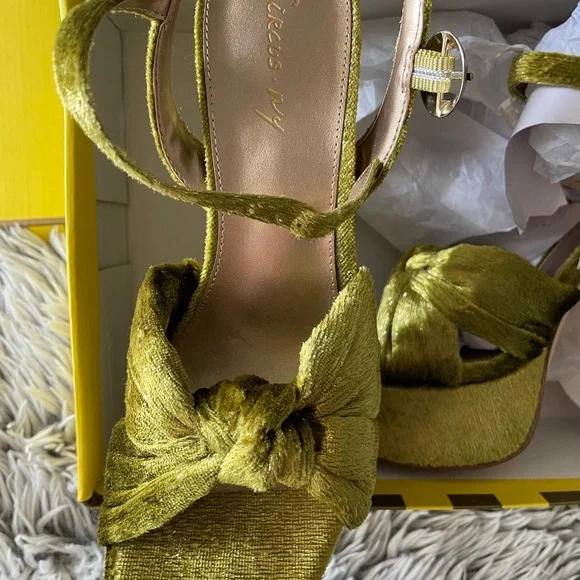 Circus by Sam Edelman Olive Velvet Heels - Picture 6 of 8